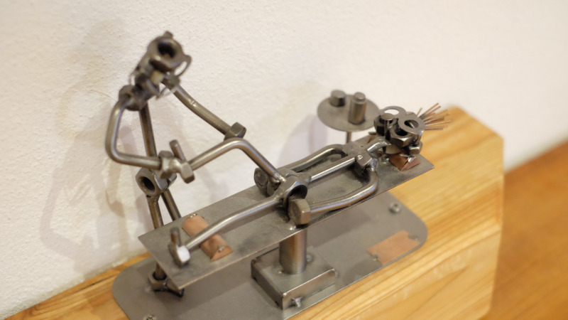 Eine kleine Metallfigur im Wartezimmer der Praxis