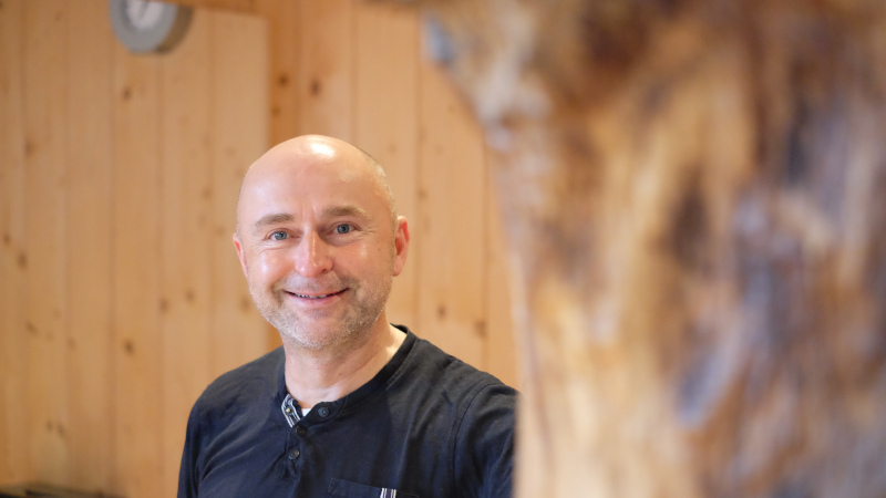 Horst in seinem Behandlungszimmer